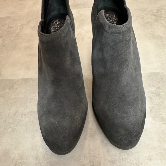 Vince Camuto block heel Gray suede leather ankle boots, size 9 1/2 with tags - Picture 9 of 9